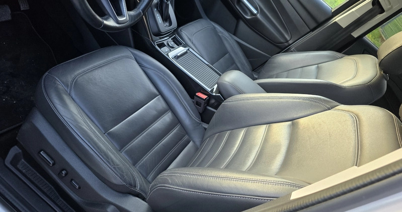 Ford Kuga cena 53700 przebieg: 107000, rok produkcji 2017 z Szczecinek małe 277